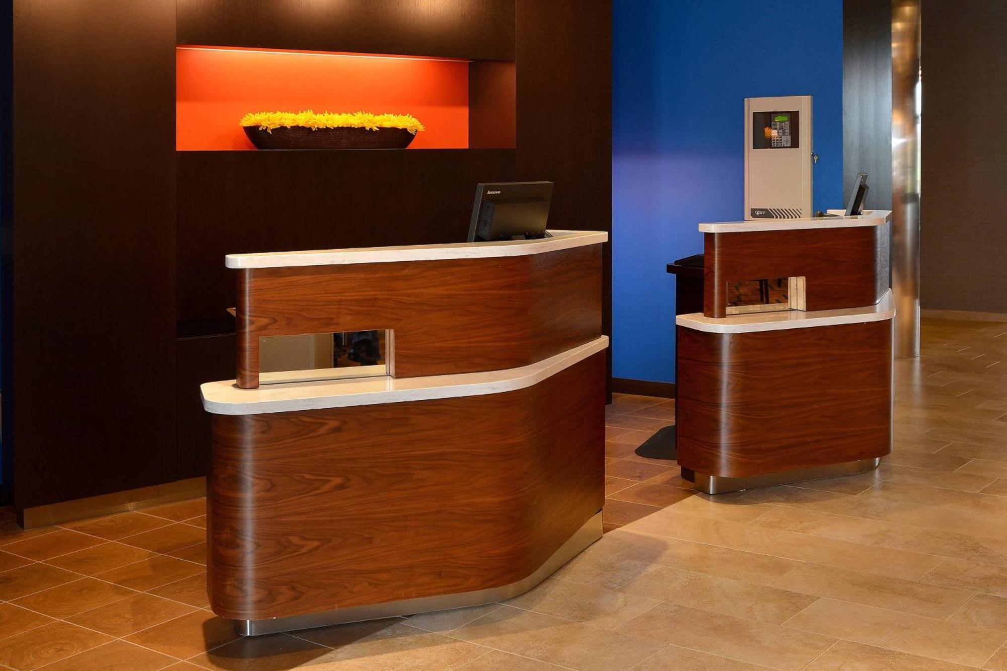 คอร์ตยาร์ด ยังส์ทาวน์ แคนฟิลด์ Hotel Canfield ภายนอก รูปภาพ