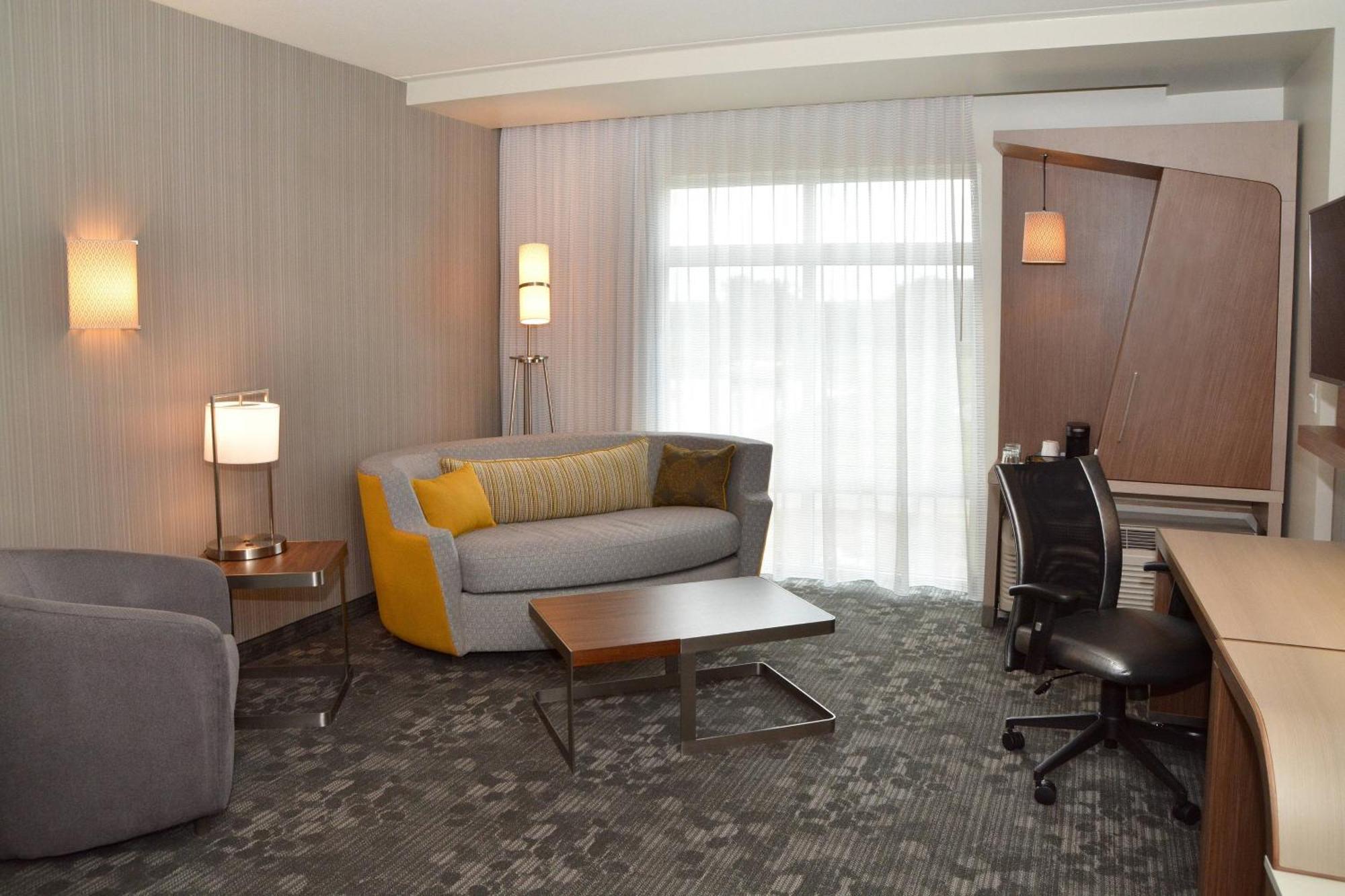 คอร์ตยาร์ด ยังส์ทาวน์ แคนฟิลด์ Hotel Canfield ภายนอก รูปภาพ